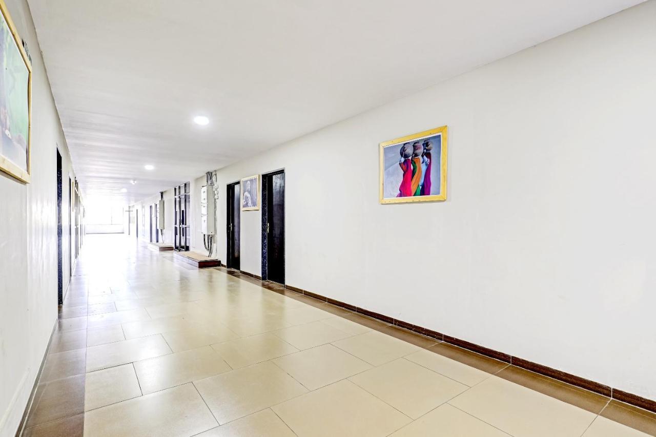 Готель Oyo 70752 Viram House Gorwa Екстер'єр фото