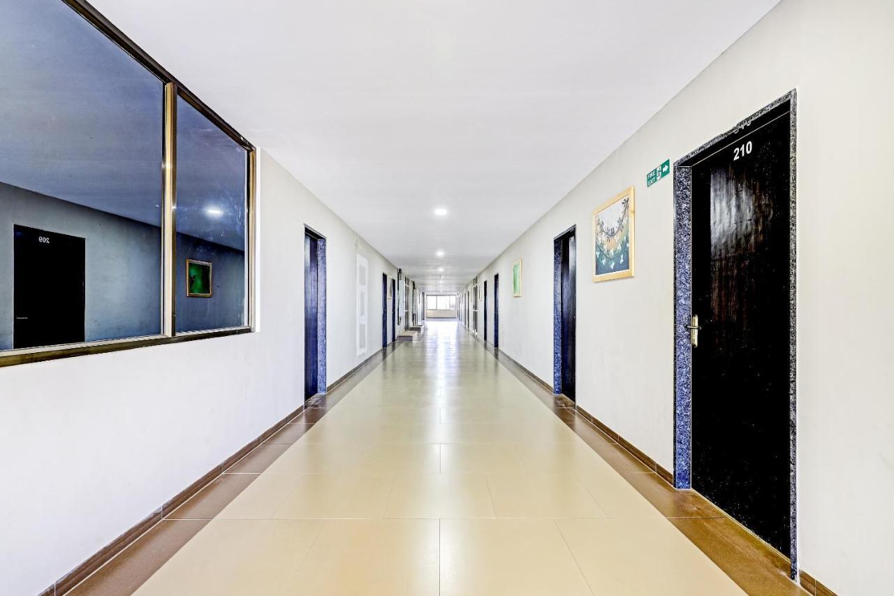 Готель Oyo 70752 Viram House Gorwa Екстер'єр фото