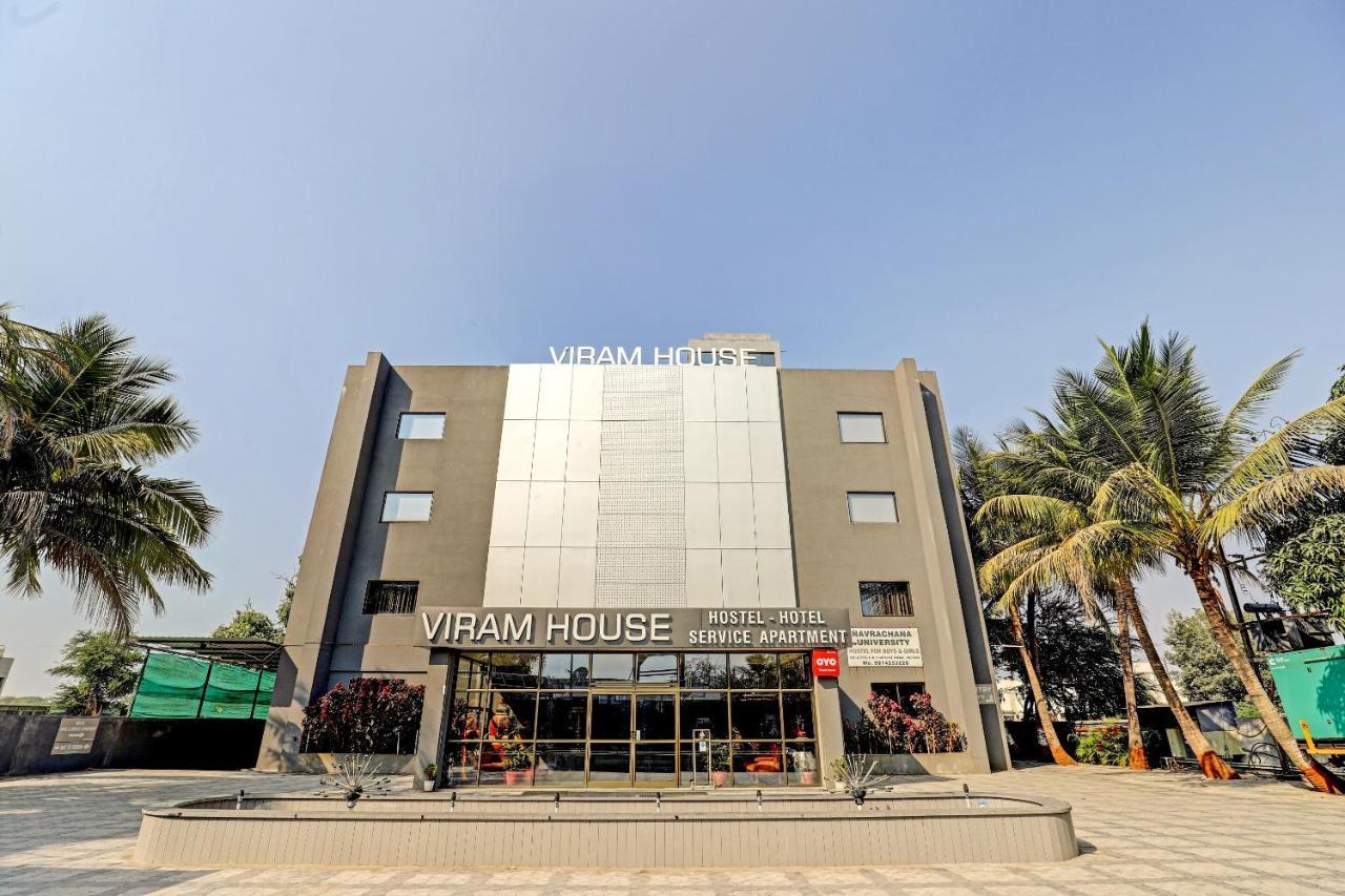 Готель Oyo 70752 Viram House Gorwa Екстер'єр фото